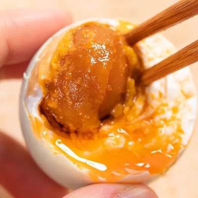 Подлинный вкус: соленое утеное яйцо с красным желтицей, хранимое в сухом прохладном месте