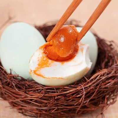Подлинный вкус: соленое утеное яйцо с красным желтицей, хранимое в сухом прохладном месте