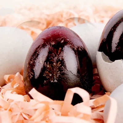 Подлинный вкус: соленое утеное яйцо с красным желтицей, хранимое в сухом прохладном месте