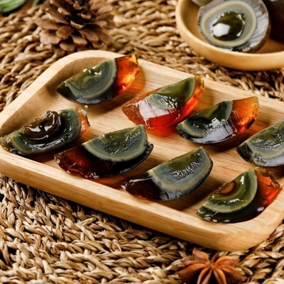 Подлинный вкус: соленое утеное яйцо с красным желтицей, хранимое в сухом прохладном месте